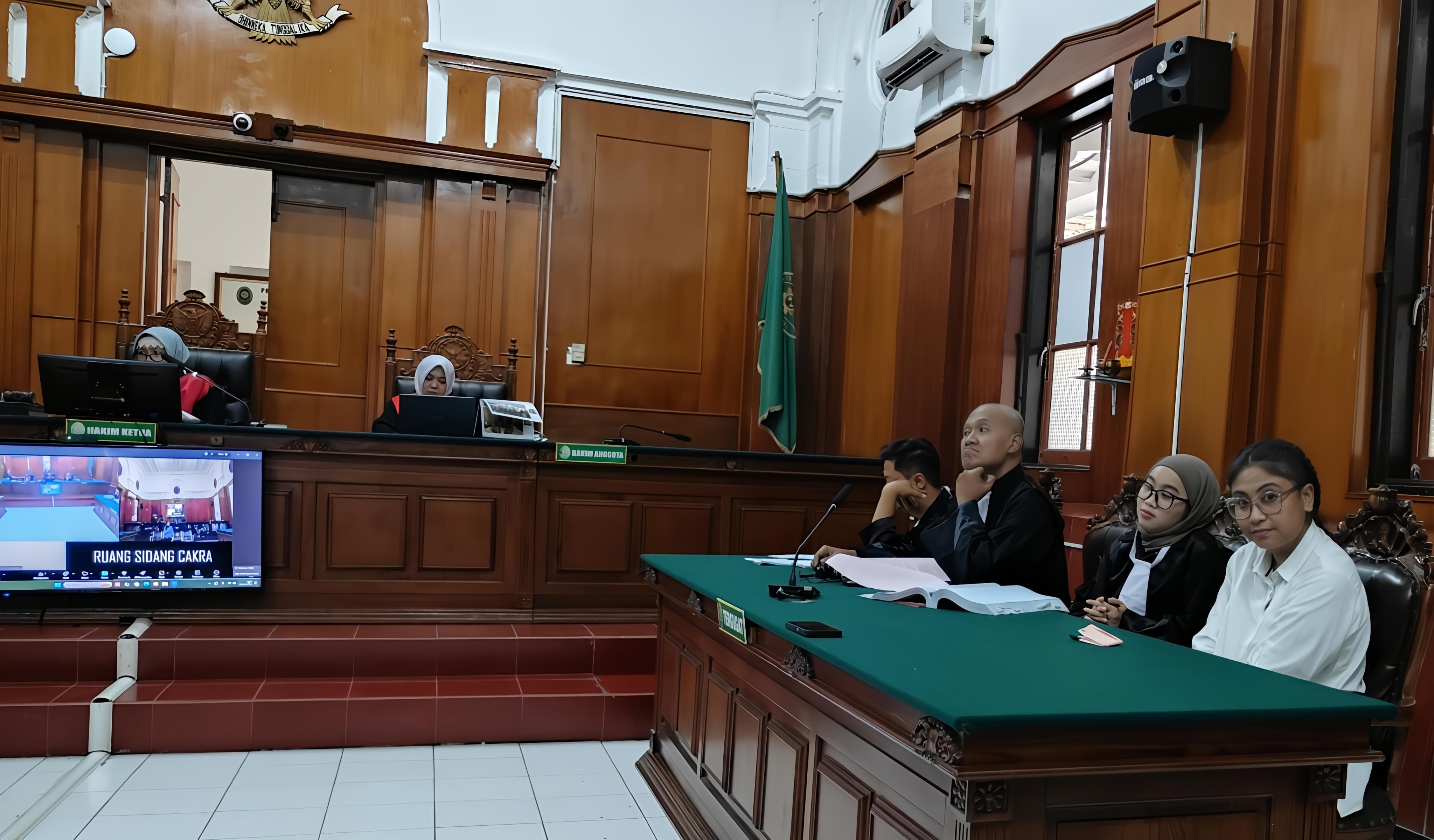 PESAKITAN: Terdakwa kasus penggelapan uang perusahaan Rp 7,9 miliar divonis tiga tahun penjara di PN Surabaya. (SURYANTO/RADAR SURABAYA)