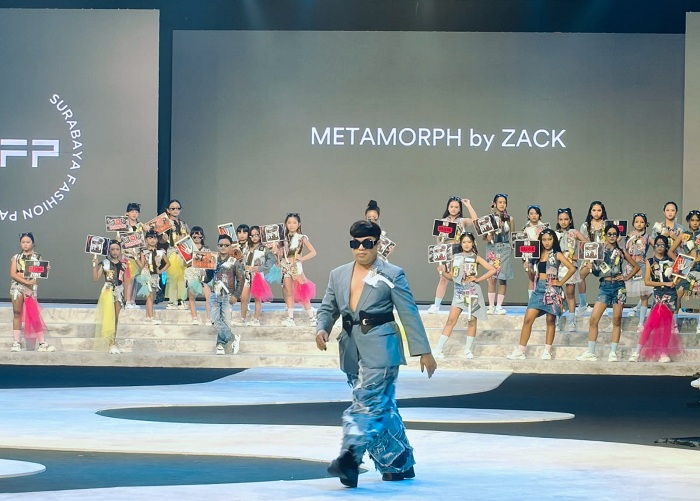 FASHION ANAK: Sejumlah model anak berpose dengan mengenakan busana karya desainer asal Surabaya, Zakhari Wahyudi dalam peragaan busana di Surabaya beberapa waktu lalu.