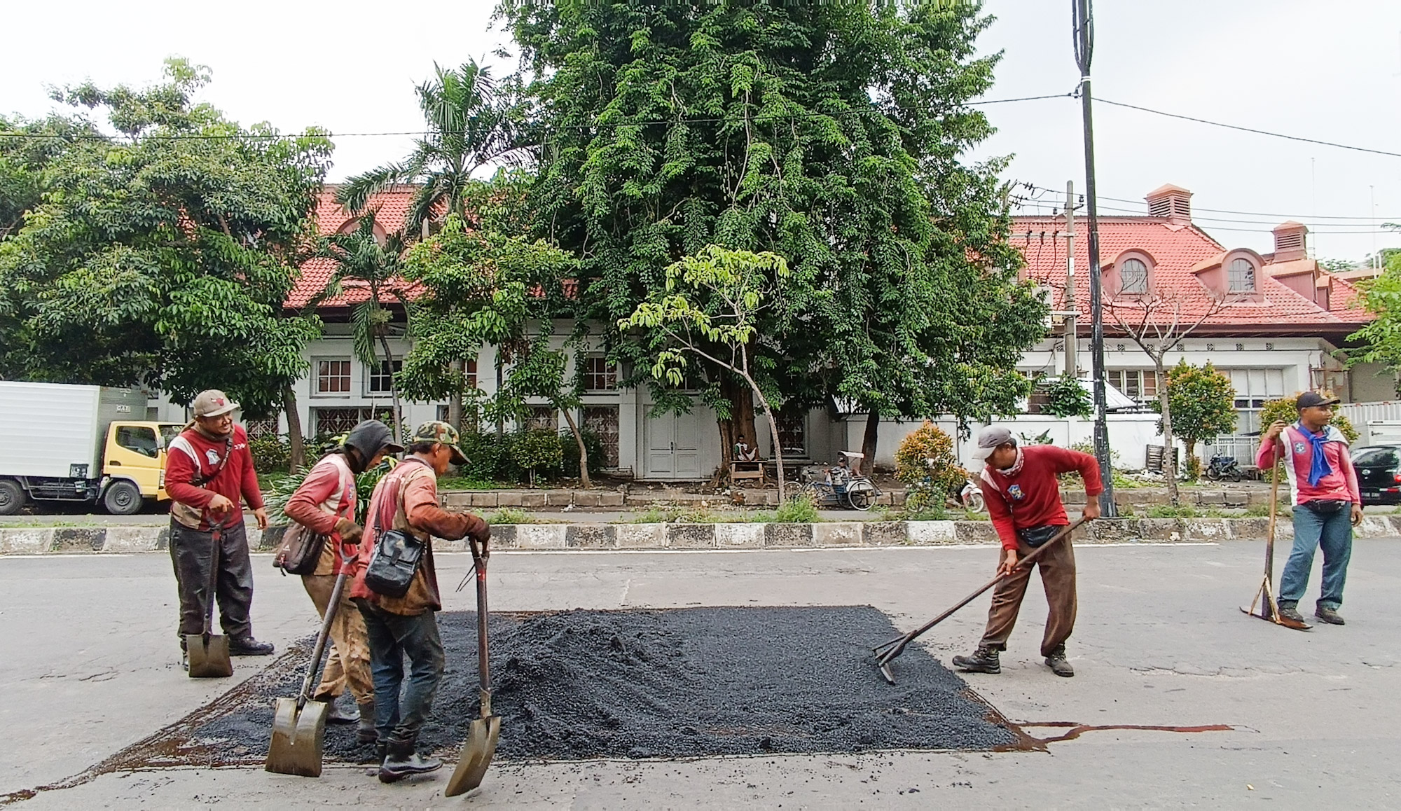Perawatan jalan di Surabaya pada musim hujan awal Desember 2025. (ANDY SATRIA/RADAR SURABAYA)