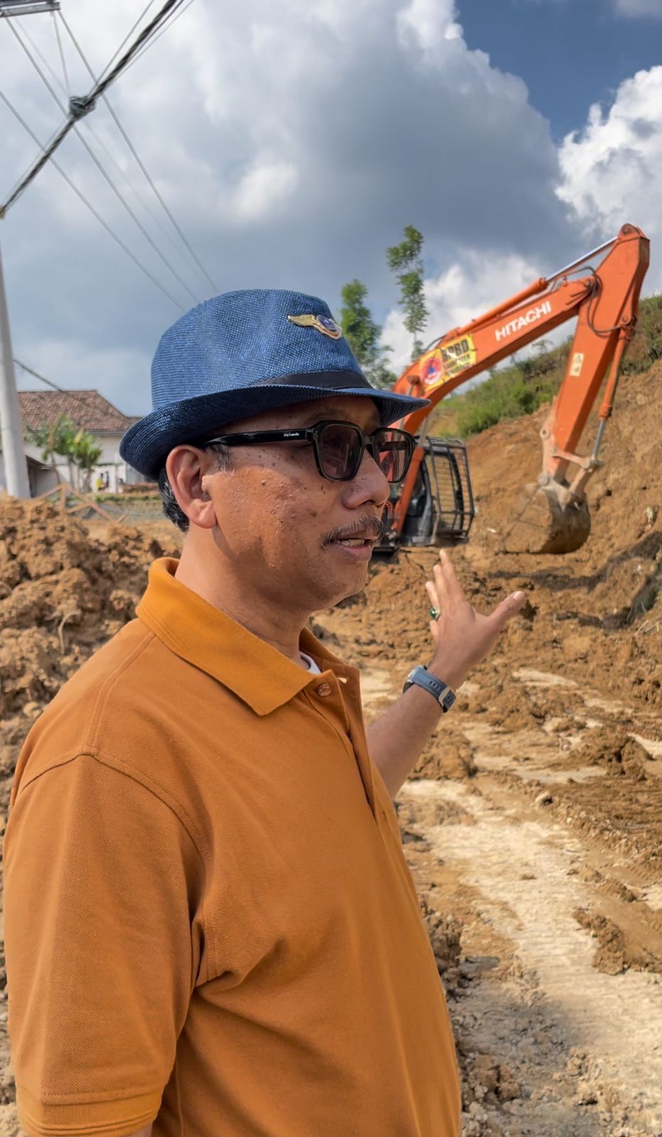 BELUM TERLAMBAT: Anggota DPRD Jawa Timur Suli Daim saat melihat salah satu tambang di Ponorogo. Ia meminta pemprov lakukan pendataan tambang.(IST/RADAR SURABAYA)