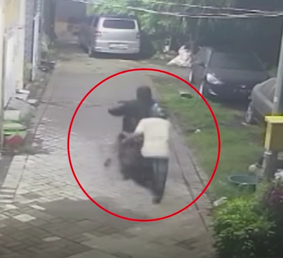 DIDORONG: Dua pelaku terekam cctv saat beraksi di Pakal, Surabaya. Keduanya beraksi mencuri motor dan HP di lokasi yang sama.(IST/RADAR SURABAYA)