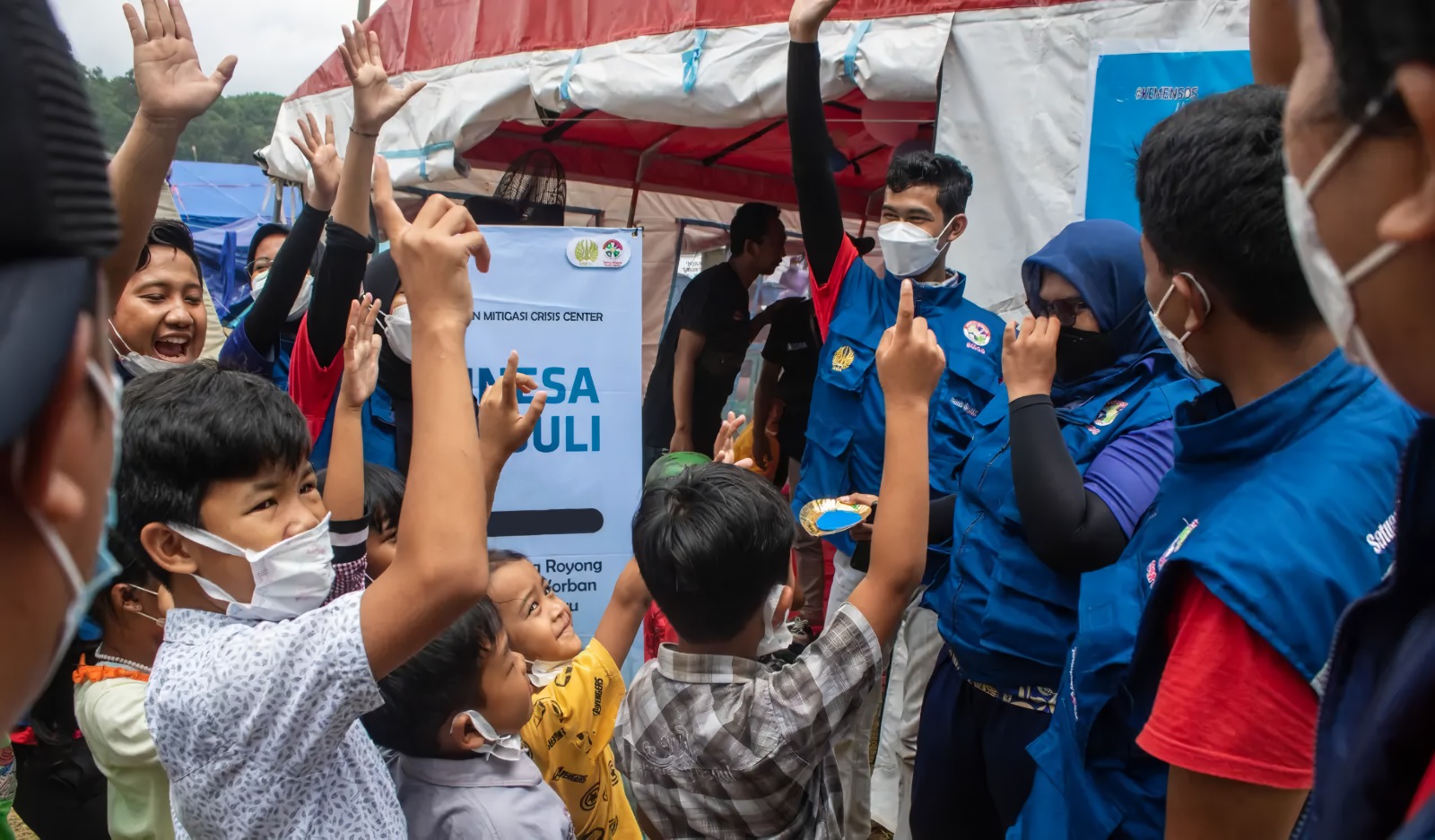 Tim relawan Unesa dari Satuan Mitigasi Crisis Center (SMCC) Unesa, serta dosen dan mahasiswa dari Fakultas Psikologi dan Fakultas Kedokteran akan membantu korban banjir Aceh-Sumatra.
