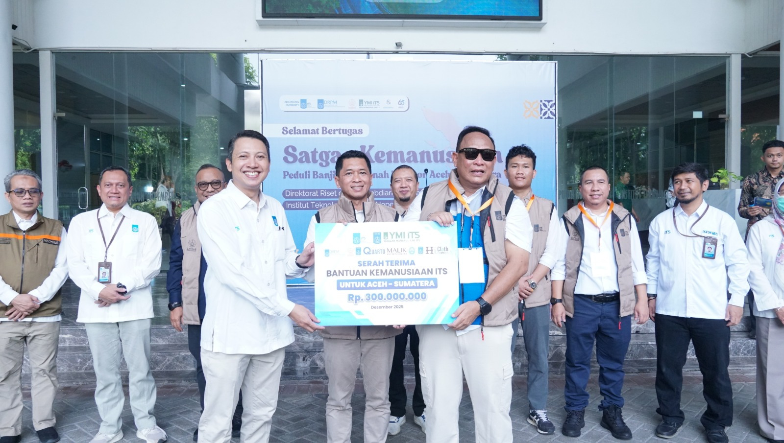 Penyerahan dana kolaborasi bantuan kemanusiaan ITS oleh Ketua YMI ITS Ir Triyanto (kanan) kepada Satgas Kemanusiaan ITS (kiri) disaksikan Rektor ITS Prof Dr (HC) Ir Bambang Pramujati ST MSc Eng PhD.
