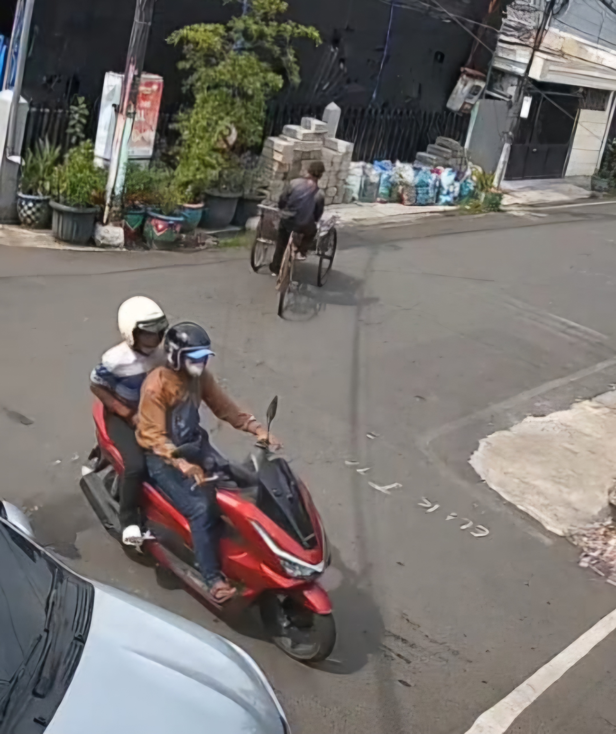 TEREKAM: Nampak dua pelaku berboncengan saat hendak melakukan jambret di Petemon Barat, Surabaya.(IST/RADAR SURABAYA)
