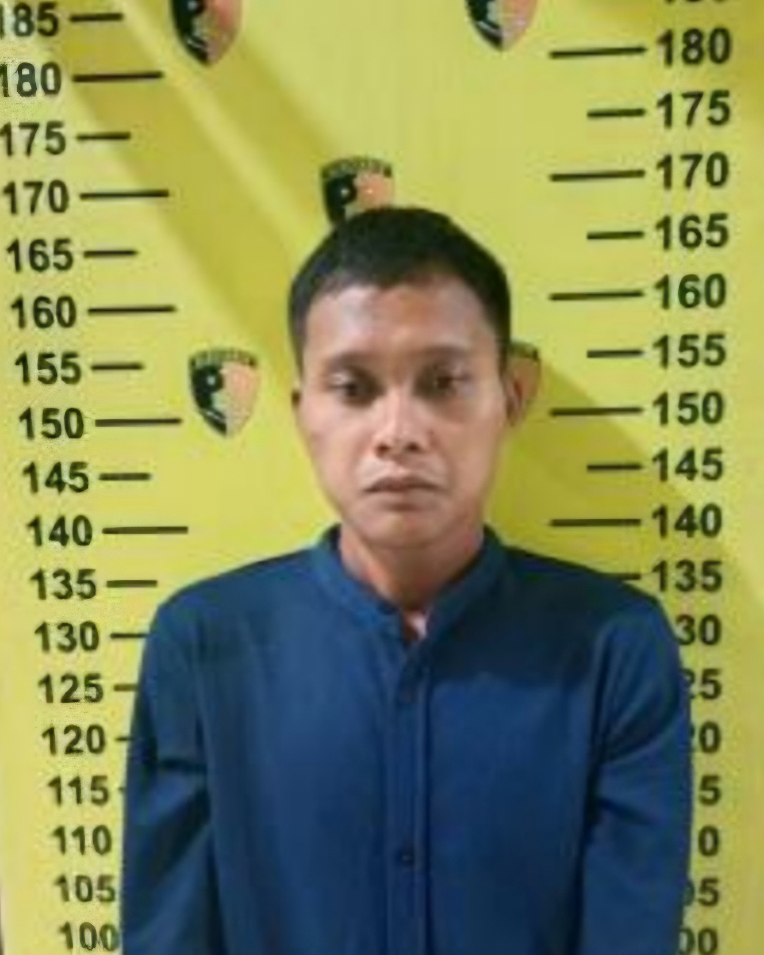 PASRAH : Tersangka M Fauzi tak berkutik diamankan di Mapolsek Wonocolo. Ia mencuri laptop dan HP di kos mahasiswa Jalan Jemur Wonosari, Surabaya. (IST/RADAR SURABAYA)