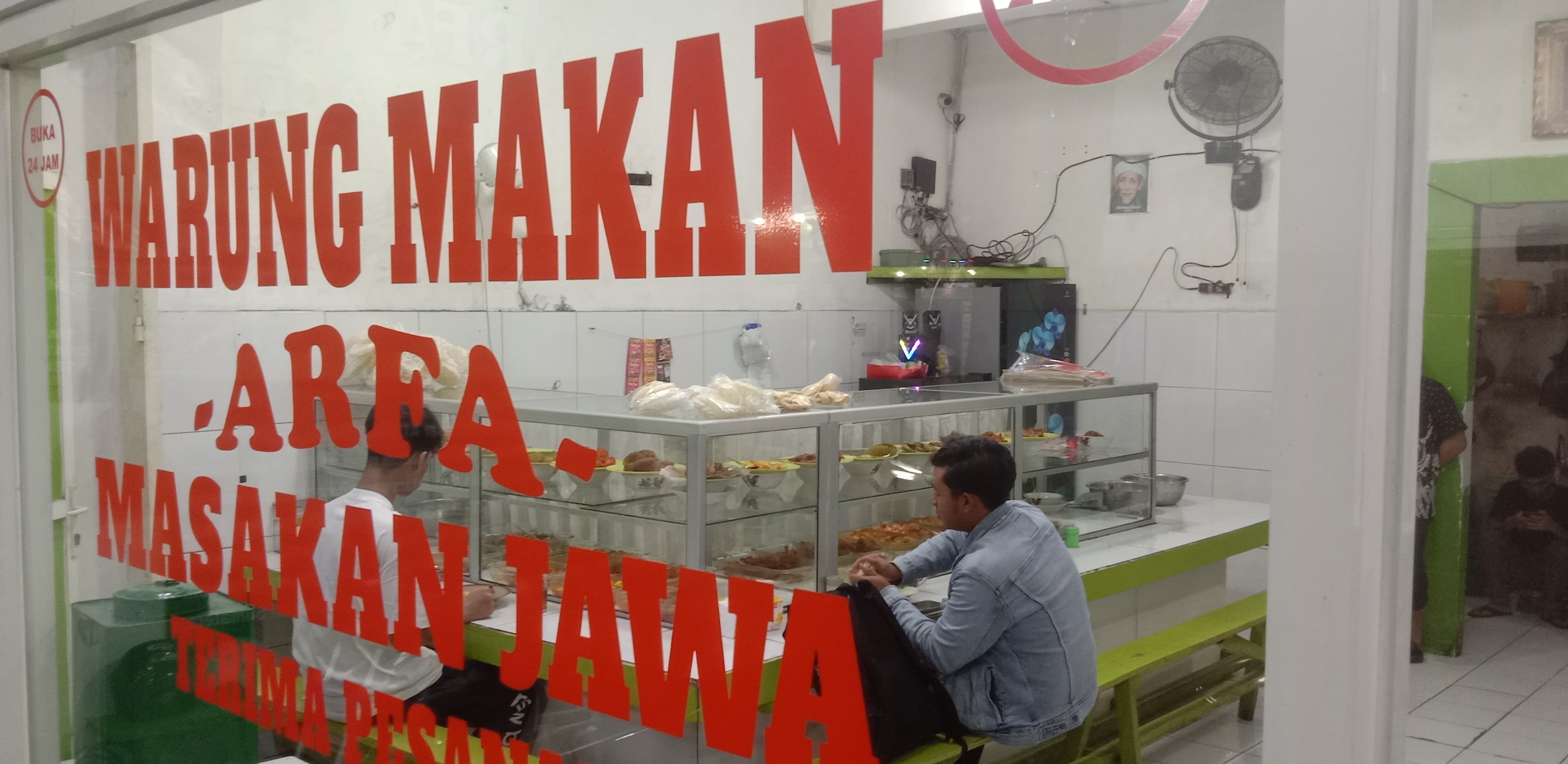 SOLIDARITAS: Warung Arfa di Ketintang Surabaya memberikan makan gratis bagi mahasiswa yang berasal dari Sumatera dan Aceh terdampak bencana. (RAHMAT SUDRAJAT/RADAR SURABAYA)
