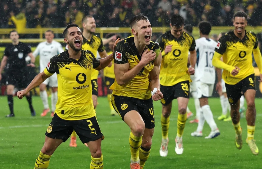 Nico Schlotterbeck merayakan golnya di babak kedua