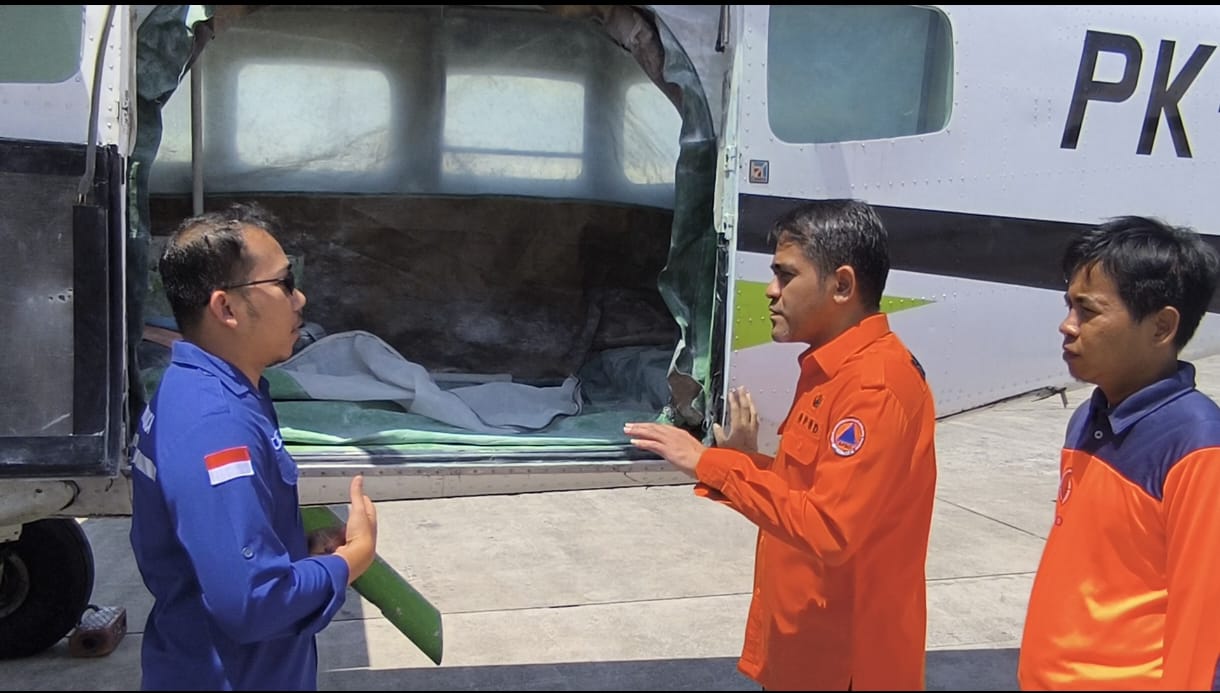 ANTISIPASI: Kabid RR BPBD Jatim, Dhani Aribowo meninjau langsung pelaksanaan operasi modifikasi cuaca. Pemprov memprioritaskan beberapa daerah.(IST/RADAR SURABAYA)