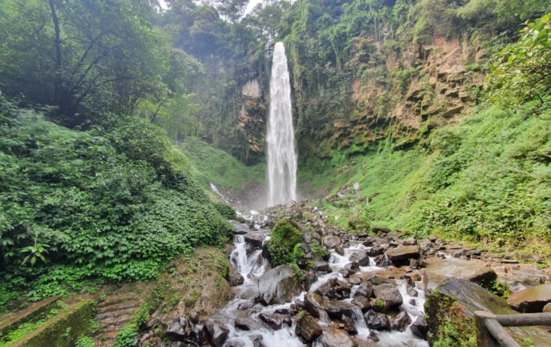 Air terjun Grojogan Sewu, Tawangmangu, yang menjadi lokasi wisatawan terseret air bah.