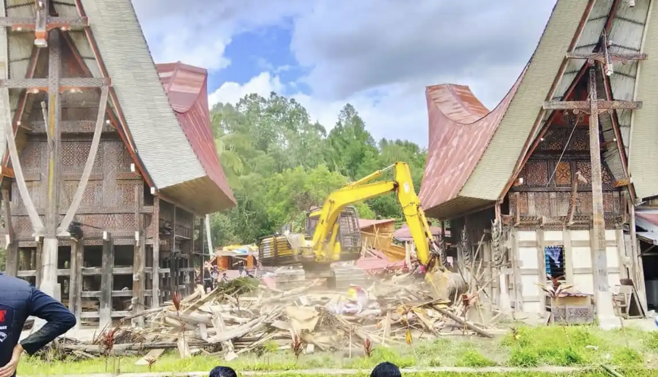BANGUNAN BERSEJARAH: Proses eksekusi Tongkonan Ka&rsquo;pun di Tana Toraja.