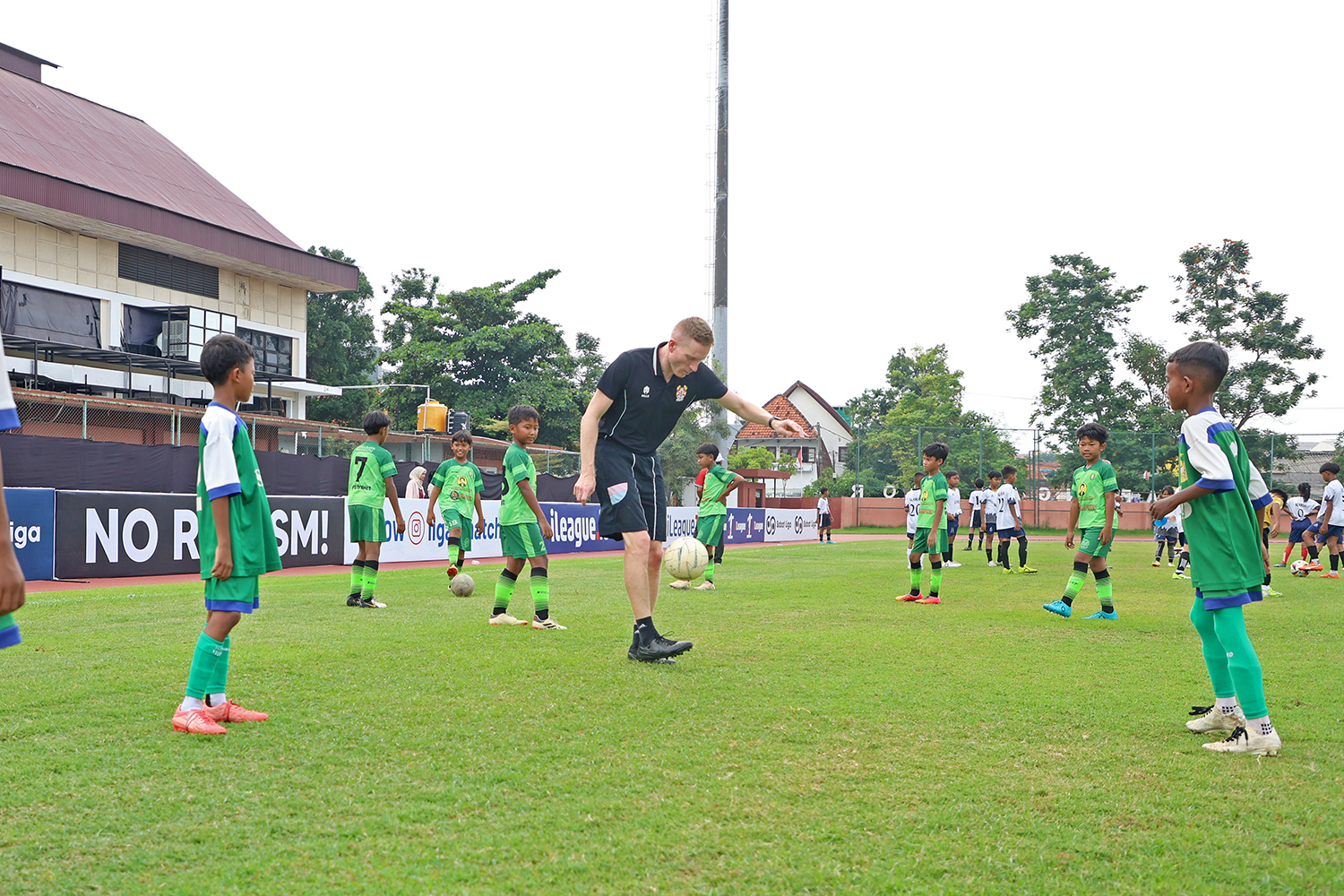 Pelatihan sepak bola usia dini oleh tim Tranmere Rovers Football Club dari Liverpool Inggris. (IST)