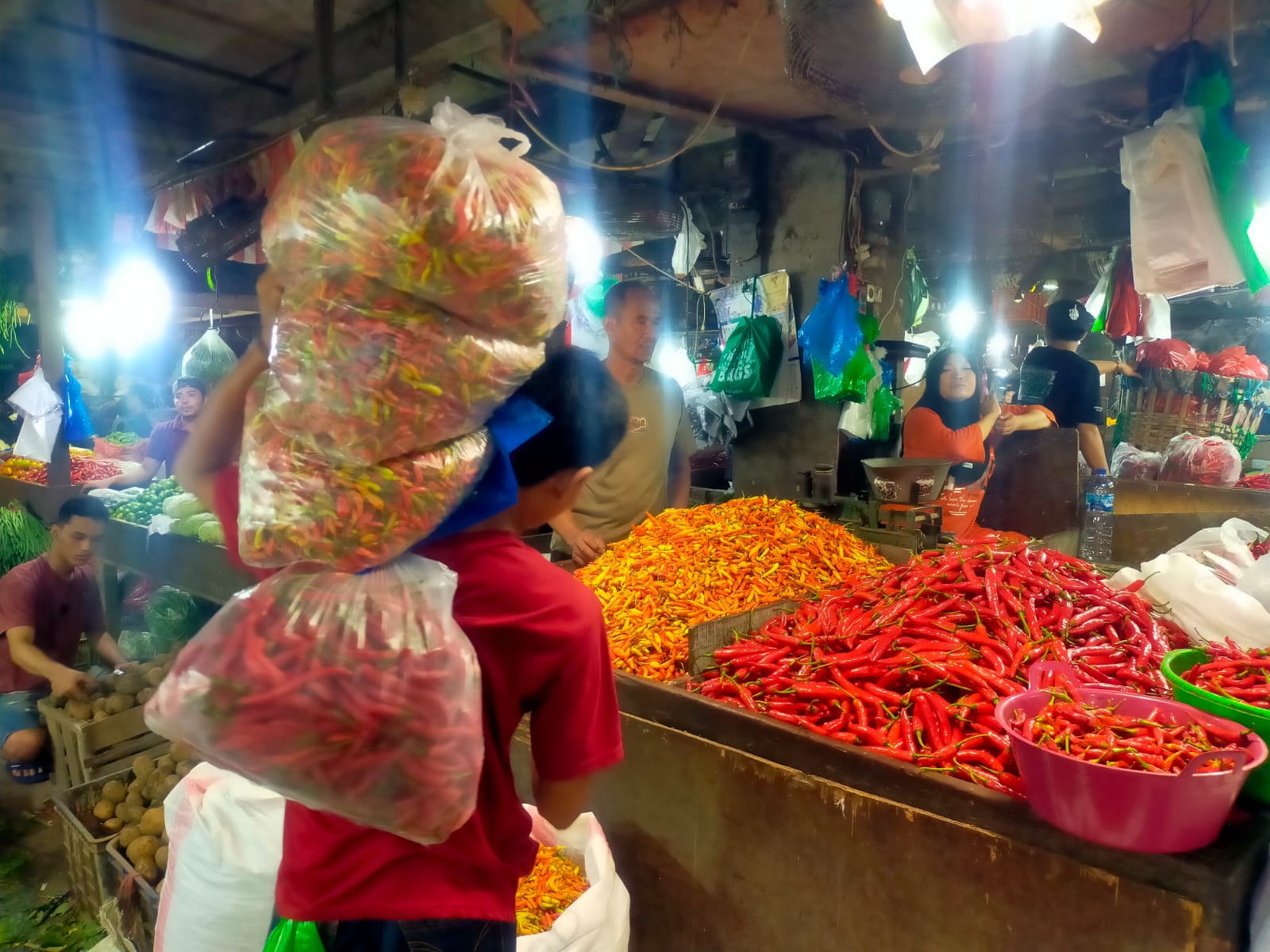 Pedagang cabai di Pasar Keputran Surabaya. (AI)
