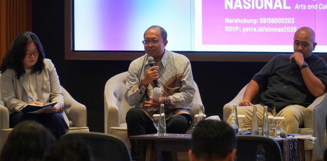 IGAK Satrya Wibawa, Duta Besar RI untuk UNESCO (tengah) membahas tentang diplomasi budaya dalam momen Simposium Nasional PCU Surabaya
