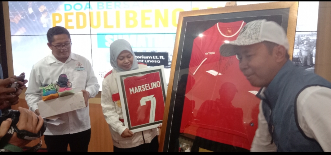 Prof. Dr. Dwi Cahyo Kartiko, saat melakukan lelang amal di gedung rektorat Unesa Lidah Surabaya, Senin (8/12). Terlihat kostum Timnas tanda tangan Shin Tae-yong, kostum milik Marselino Ferdinan.