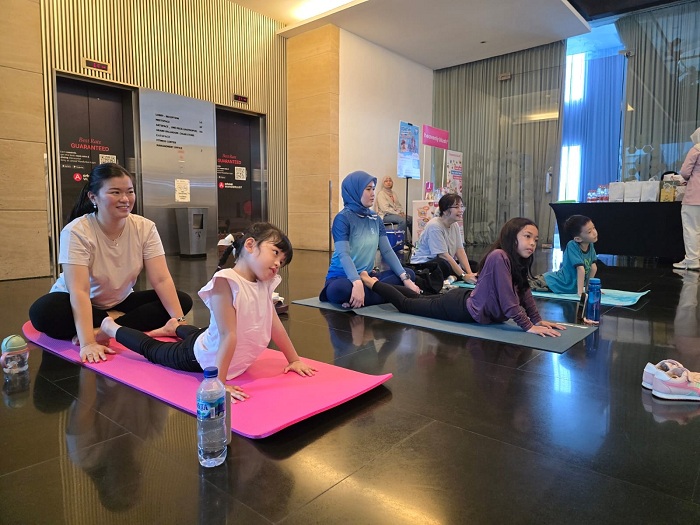 KOMPAK: Ibu dan anak saat yoga bersama. Mereka juga saling menikmati dan kian dekat dengan yoga.