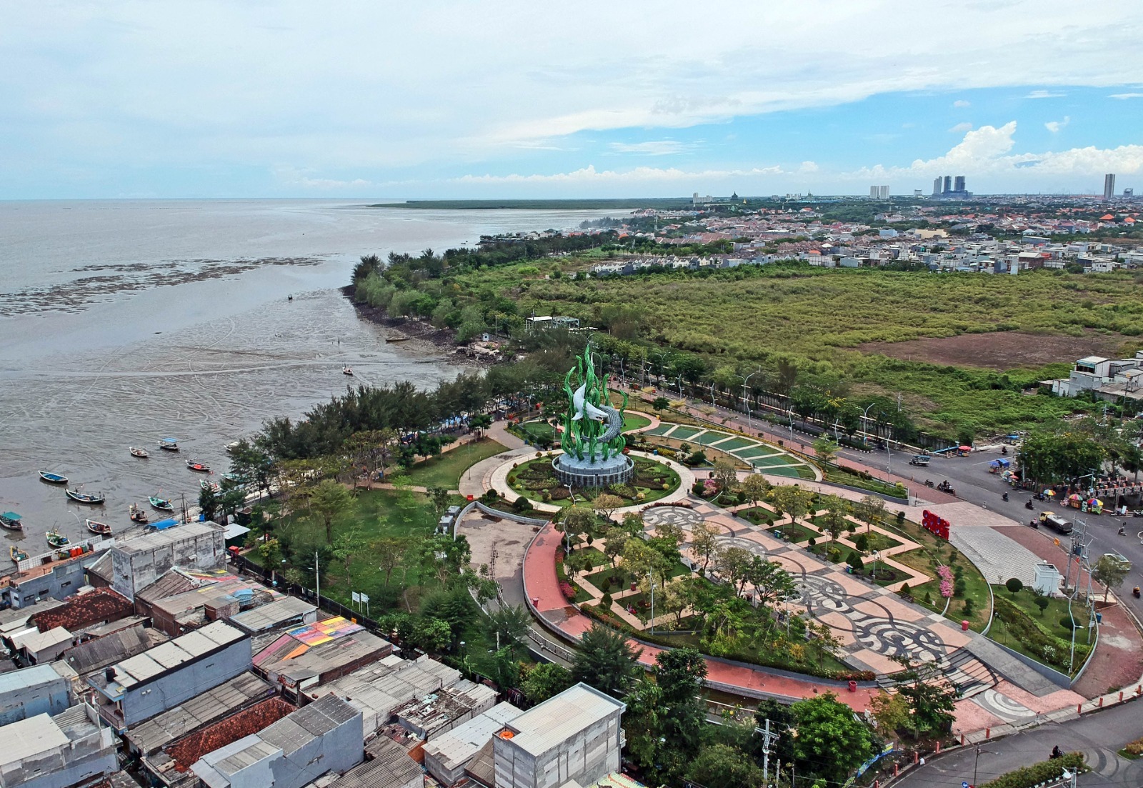 SAAT AIR LAUT SURUT: Sedimentasi lumpur memenuhi pantai di dekat Taman Suroboyo. Limbah cangkang kerang di pinggir pantai juga membuat pengunjung tak nyaman. (PUGUH SUJIATMIKO/JAWA POS)
