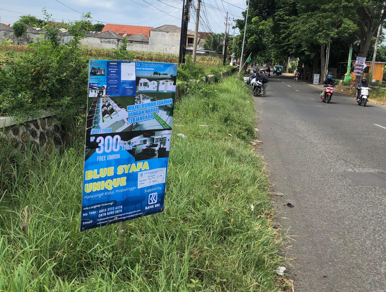 LANGKAH STRATEGIS: Pemasangan banner dan umbul-umbul menjadi bagian dari strategi pemasaran untuk memperkuat brand awareness sekaligus meningkatkan minat calon konsumen.(IST/RADAR SURABAYA)