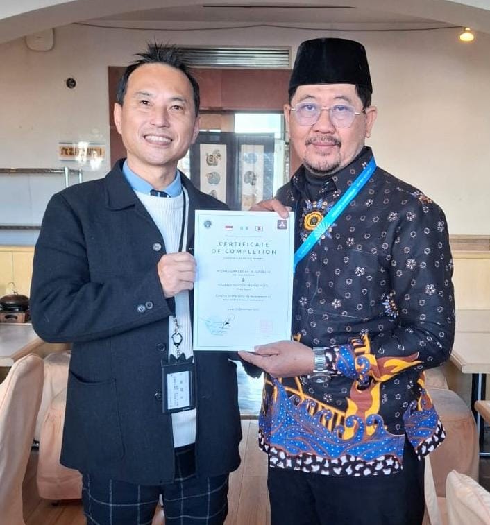 SINERGI: Kepala MTs Muhammadiyah 19 Surabaya, Supriyanto (kanan) bersama perwakilan dari Kisarazu Sohgoh High School.(IST/RADAR SURABAYA)