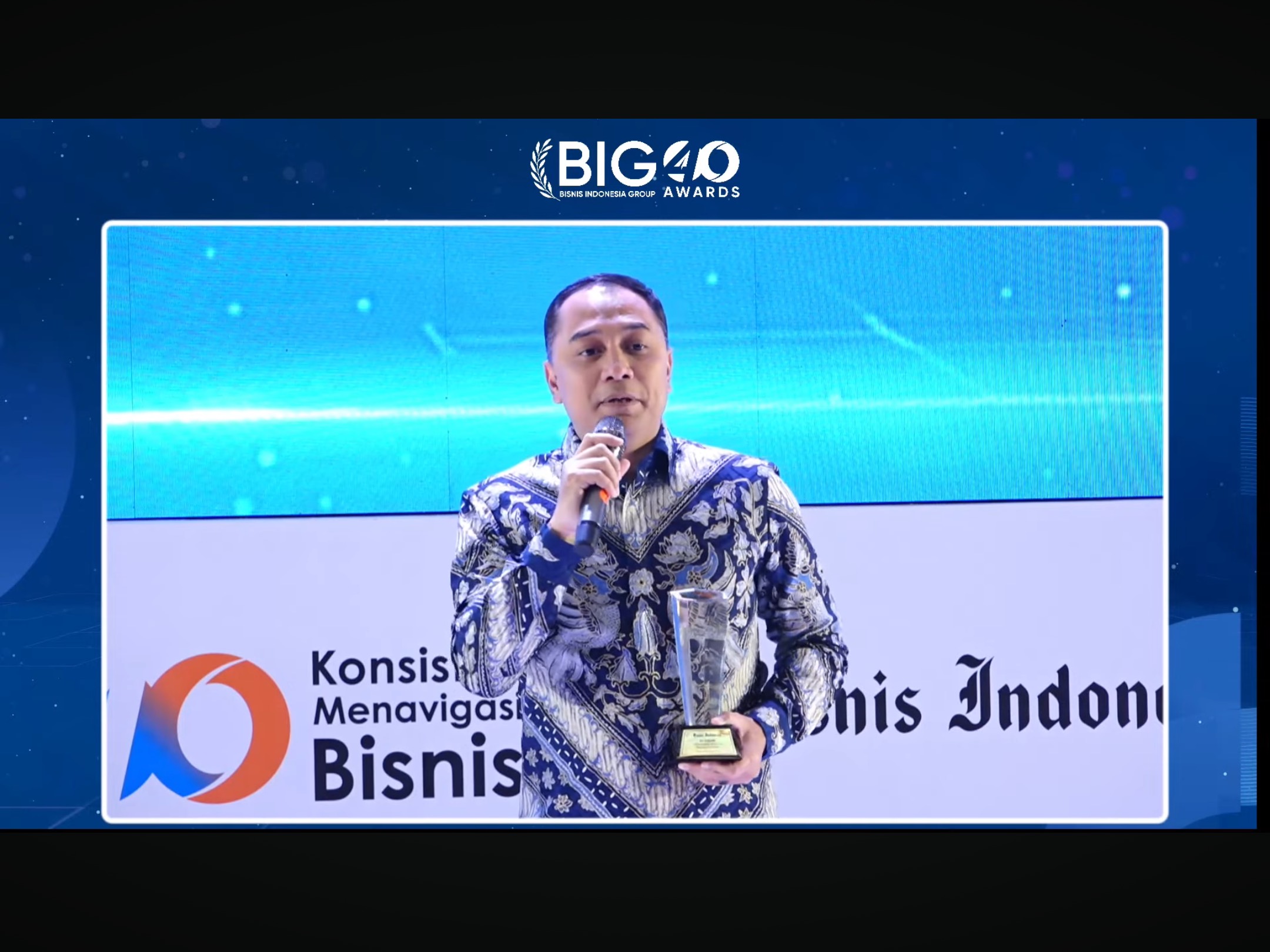 Wali Kota Surabaya, Eri Cahyadi, dianugerahi Bisnis Indonesia Big 40 Award kategori Urban Economic Revival and Employment Strategies di Jakarta, Senin (8/12/2025). IST