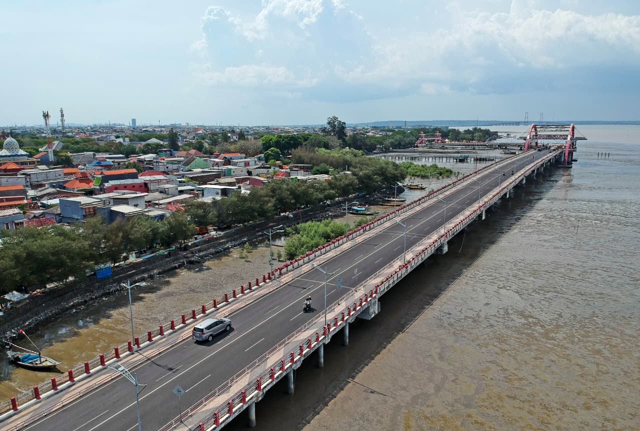 PINGGIR KOTA: Pengembangan pesisir di Surabaya Timur terkendala sedimentasi pantai. Padahal, punya potensi menjadi wisata maritim. (PUGUH SUJIATMIKO/JAWA POS)