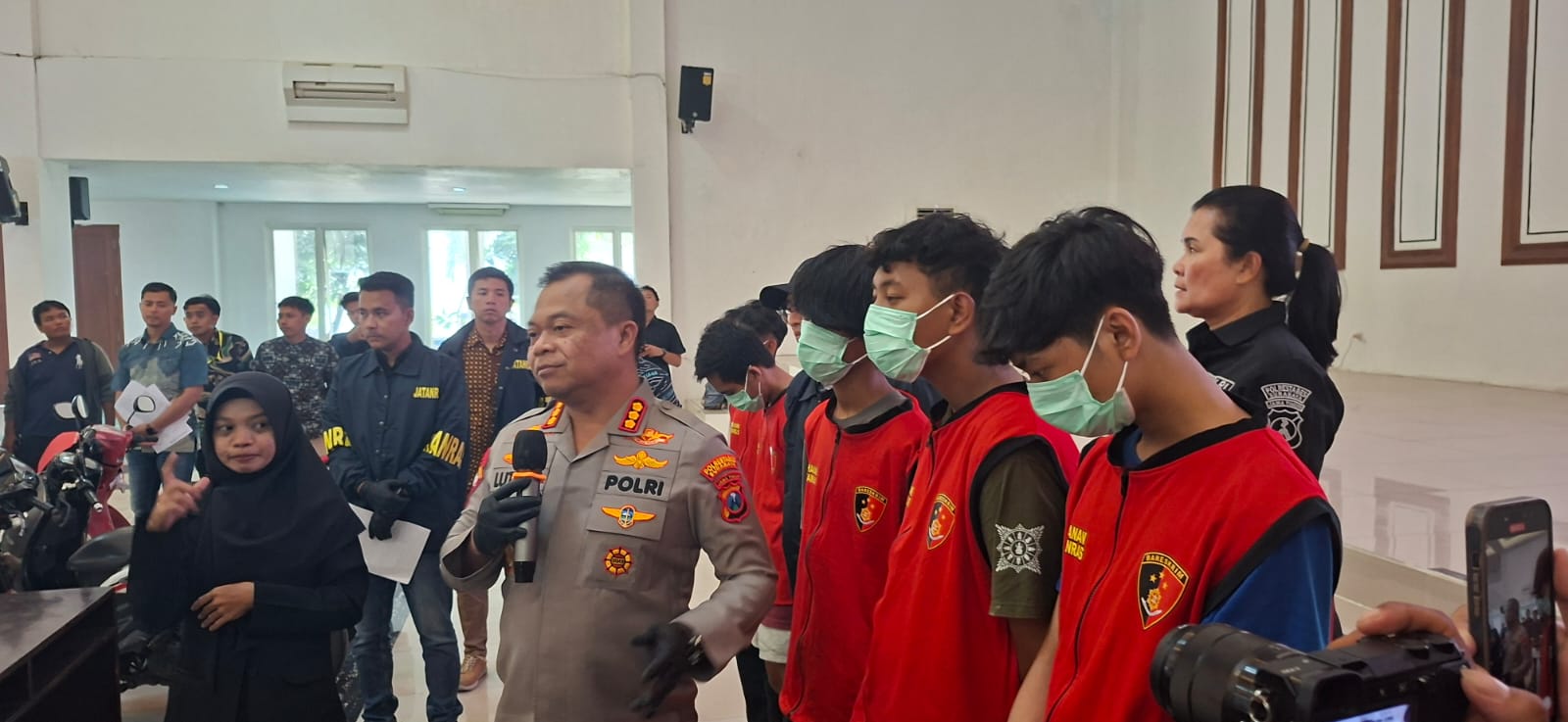 DIAMANKAN: Tersangka kasus pengeroyokan dan perampasan di Jalan Karah, Surabaya, ditangkap Polrestabes Surabaya. Polisi buru enam pelaku lain. (MAHRUS/RADAR SURABAYA)