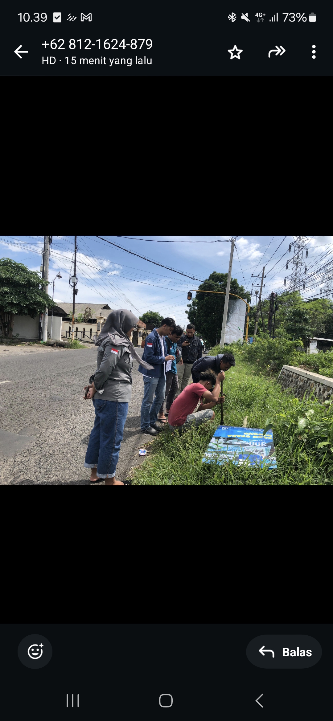 TINJAU: Tim manajemen melakukan peninjauan sekaligus pemasangan banner proyek perumahan BSU, BSR dan BSV di salah satu titik strategis Kota Probolinggo.(IST/RADAR SURABAYA)