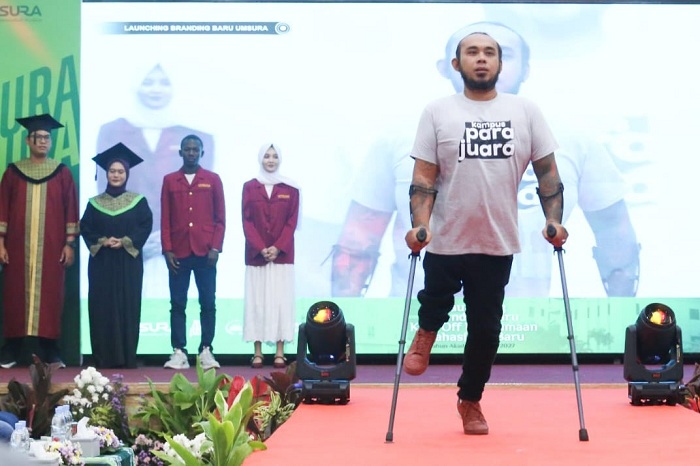 FASHION MAHASISWA: Sejumlah model yang merupakan mahasiswa Universitas Muhammadiyah Surabaya, berjalan di atas runway dengan mengenakan berbagai atribut kampus setempat, Selasa (9/12).