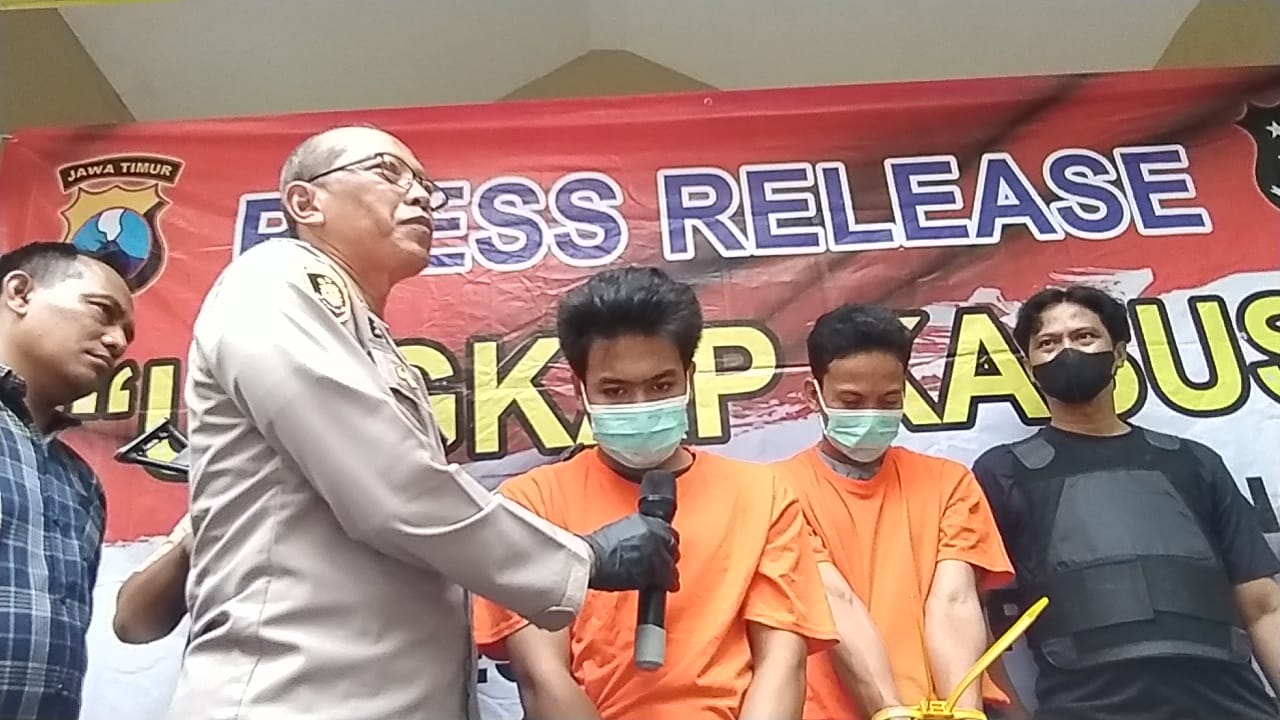 BUKA SUARA: Kapolsek Gubeng Kompol Eko Sudarmanto mengungkap dua pelaku yang ditangkap di Jalan Kertajaya, Surabaya, mengaku bawa sajam untuk jaga-jaga. (MAHRUS/RADAR SURABAYA)
