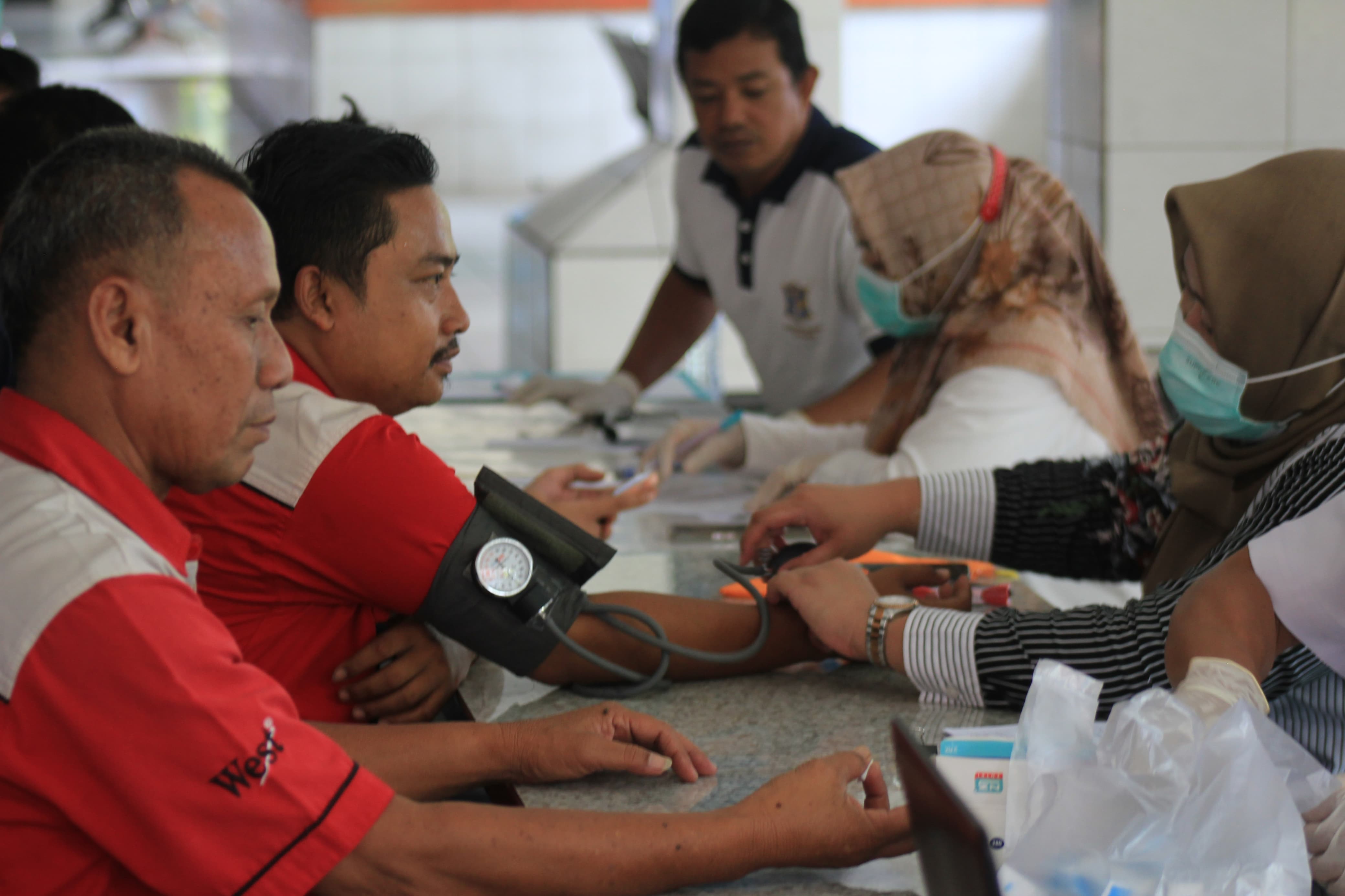 Kru bus AKDP dan AKAP saat menjalani tes kesehatan di Terminal TOW Surabaya.