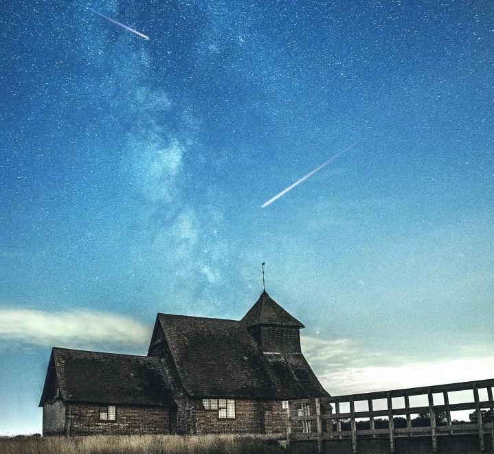 Ilustrasi hujan meteor Geminid yang menghiasi langit.