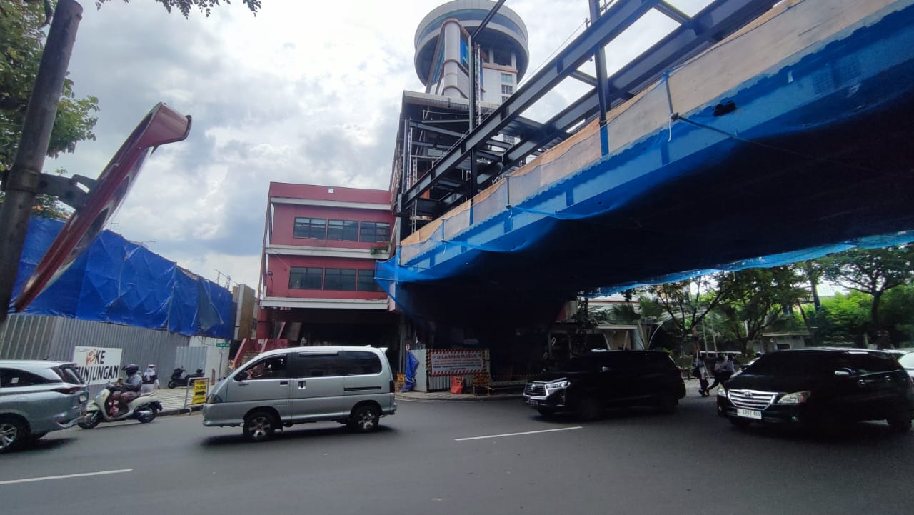 MASIH BERLANGSUNG: Pembangunan JPO di Jalan Tunjungan, Surabaya, sudah mulai tersambung. Pemkot Surabaya targetkan selesai April 2026.(DIMAS MAHENDRA/RADAR SURABAYA)