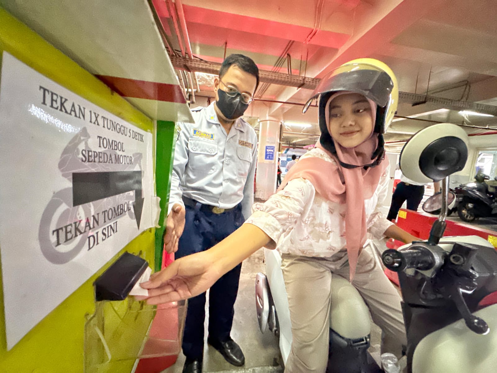 DIGITALISASI: Pemkot Surabaya akan memberlakukan parkir nontunai mulai 2026. Dishub sedang mempersiapkan Infrastruktur dan sanksi.(SURYANTO/RADAR SURABAYA)