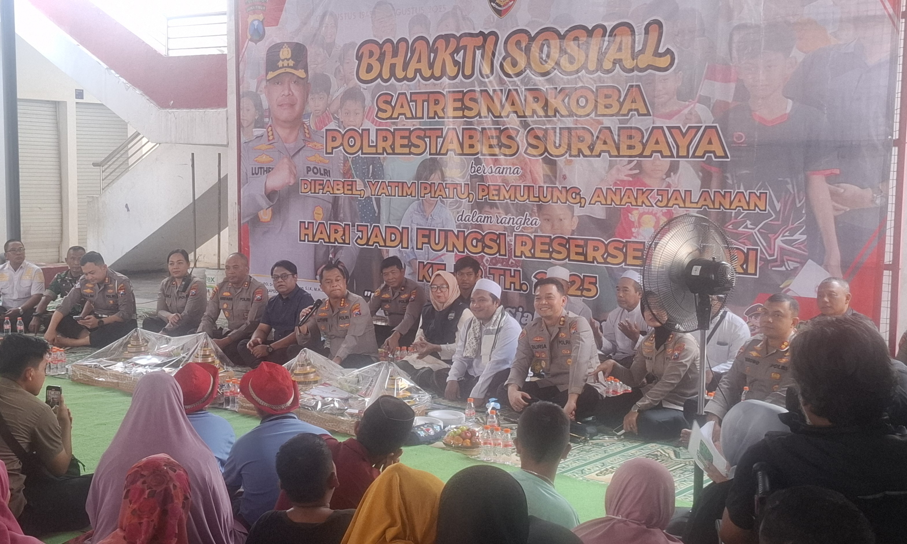 GUYUB: Kapolrestabes Surabaya Kombes Pol Lutfhie Sulistiawan mengapresiasi masyarakat di Kampung Tangguh Bebas Narkoba di Putat Jaya, Surabaya, yang berhasil hapus stigma negatif di sana.