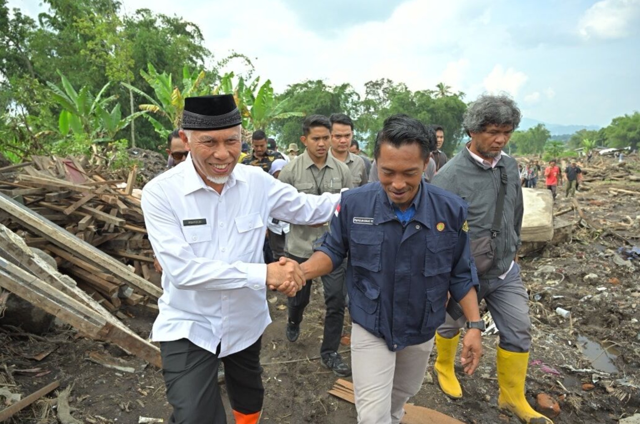 Gubernur Sumbar Mahyeldi Ansharullah saat meninjau lokasi bencana banjir.