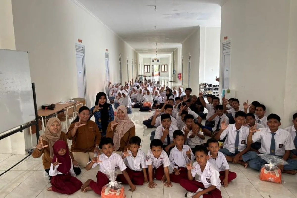 Anak-anak mengikuti kegiatan literasi di Dinas Perpusip Jawa Timur. (ANTARA)
