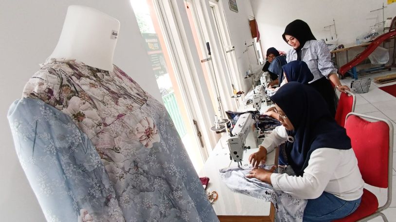DAMPINGI KELAS: Desainer asal Surabaya, Novita Rahayu mendampingi pada peserta dalam kelas menjahit, yang digelar di Balai RW Tuwowo, Surabaya, Rabu (10/12).