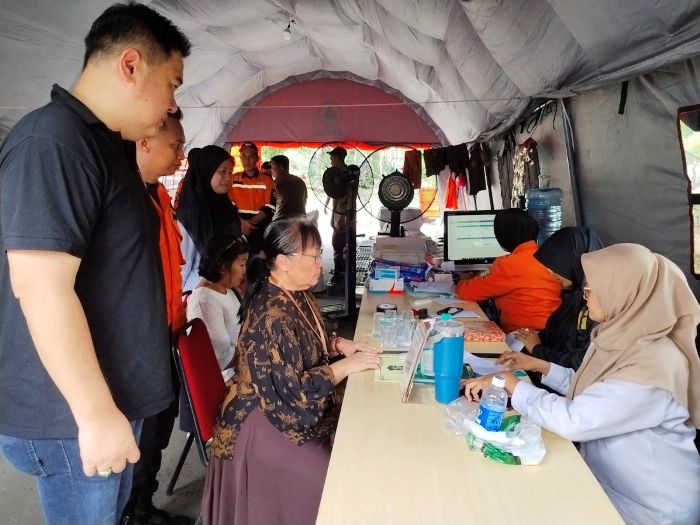 BERBAGI: President IMA Chapter Surabaya, Yusuf Wiharto (kiri) menyerahkan langsung bantuan lewat Posko Peduli Bencana Sumatera di Pemkot Surabaya, Rabu (10/12).