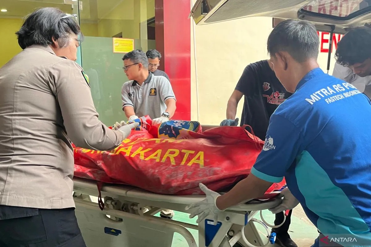 Anggota Puslabfor Polri melakukan pemeriksaan di gedung Terra Drone yang terbakar di jalan Letjen Soeprapto, Cempaka Baru, Kemayoran, Jakarta Pusat, Selasa (9/12/2025). (ANTARA)