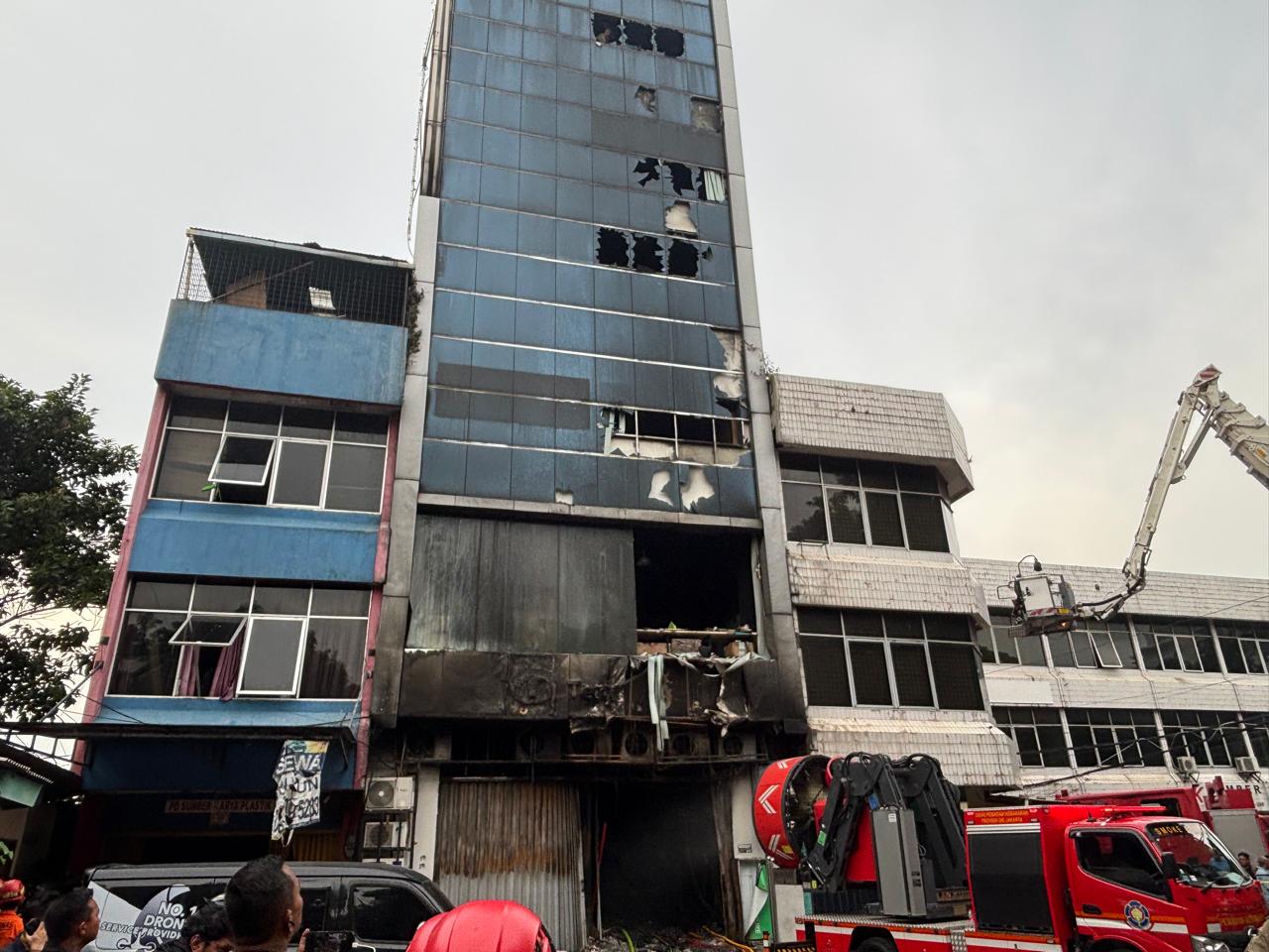 Gedung Terra Drone di Cempaka Baru, Kemayoran, Jakarta Pusat yang terbakar dan menewaskan 22 orang, Selasa (9/12).