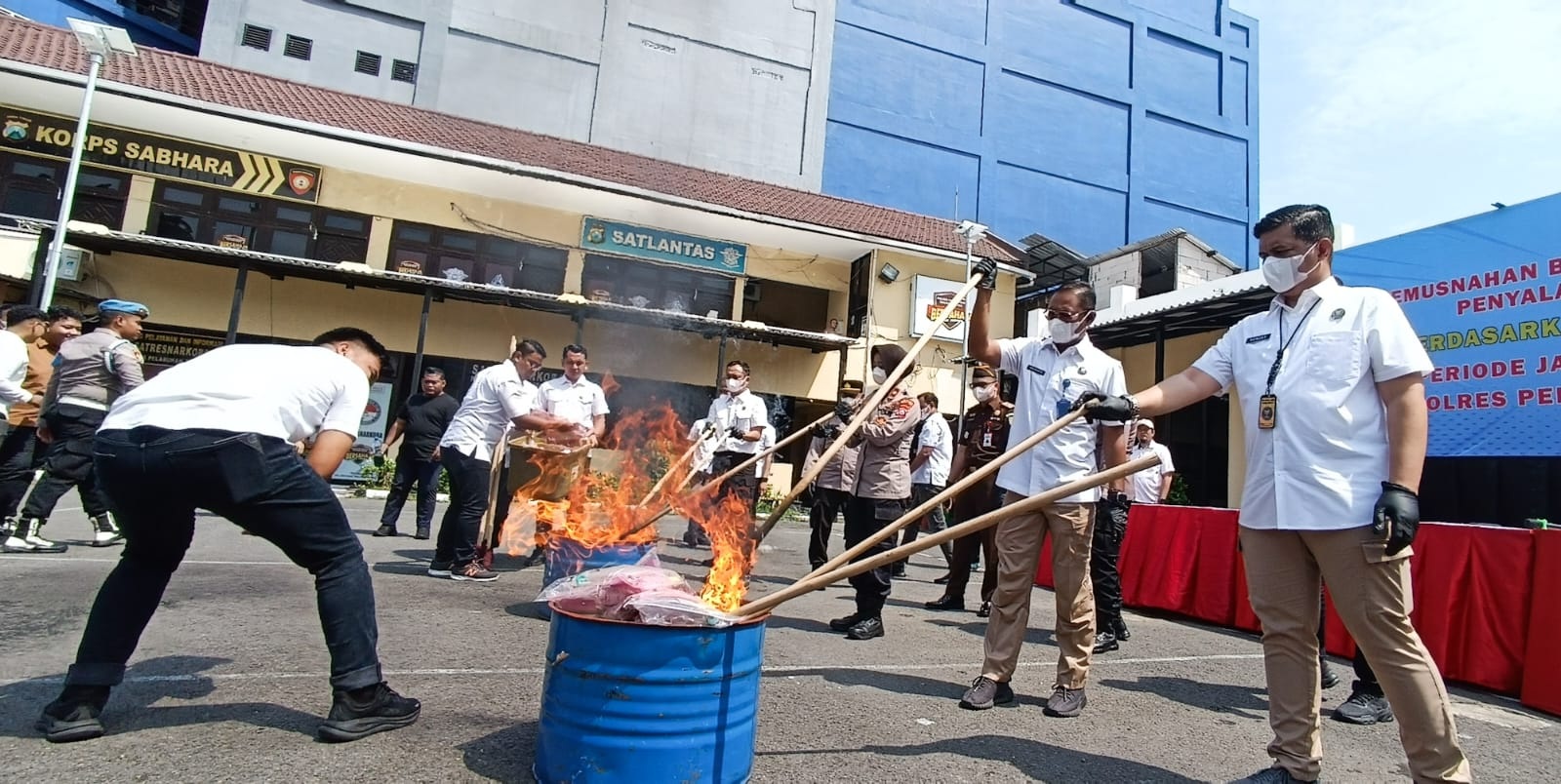 Pemusnahan barang bukti narkoba di Polres Pelabuhan Tanjung Perak Surabaya. (ANDY SATRIA/RADAR SURABAYA)