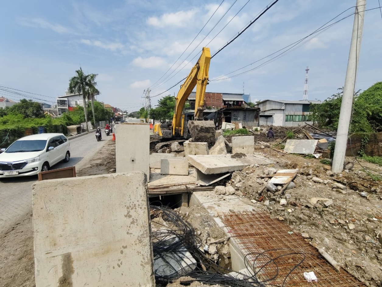 DIKEBUT: Pemkot Surabaya kembali mengerjakan proyek box culvert di Jalan Jetis Seraten, Surabaya, usai terhenti akibat tiang listrik.(DIMAS MAHENDRA/RADAR SURABAYA)