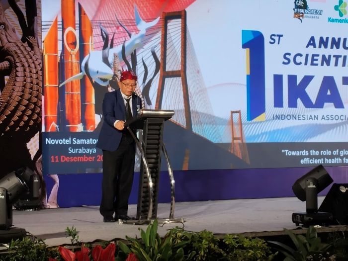 SAMBUTAN: Ketua Umum DPP Ikatemi, Agus Komarudin membuka simposium internasional bertajuk The Role of Electromedical In Supporting The Sihren di Surabaya, Kamis (11/12).