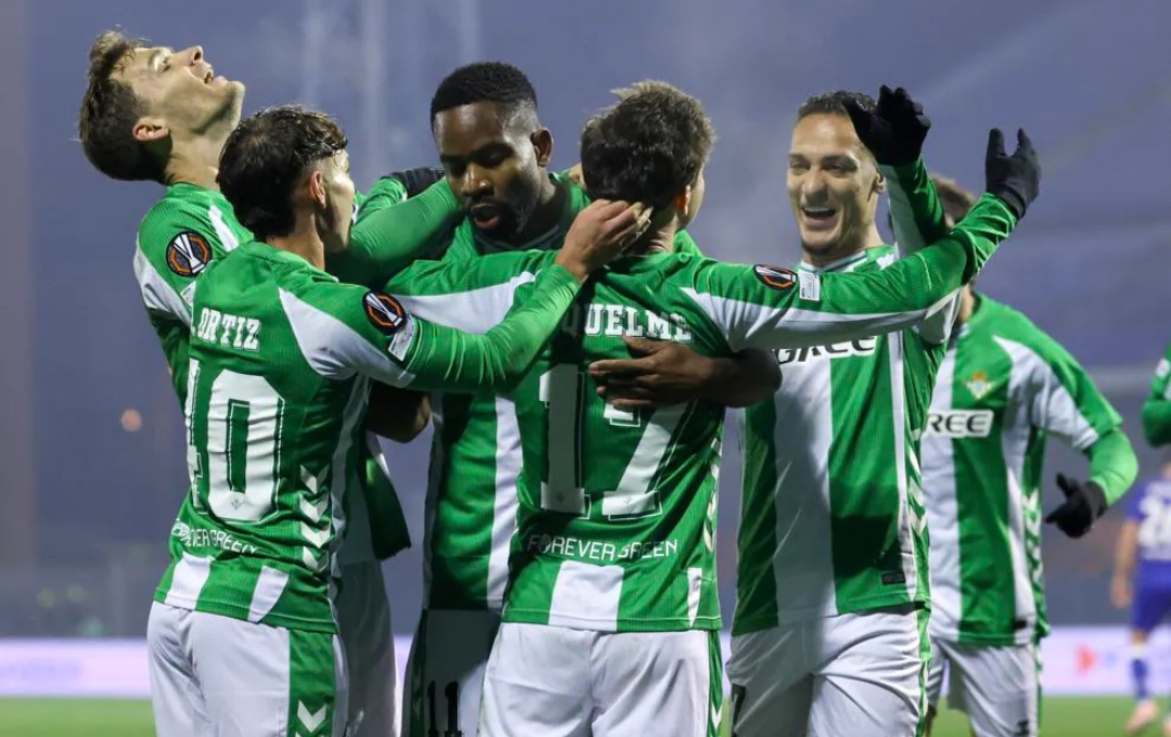 Antony (kanan) selebrasi bersama skuad Real Betis.