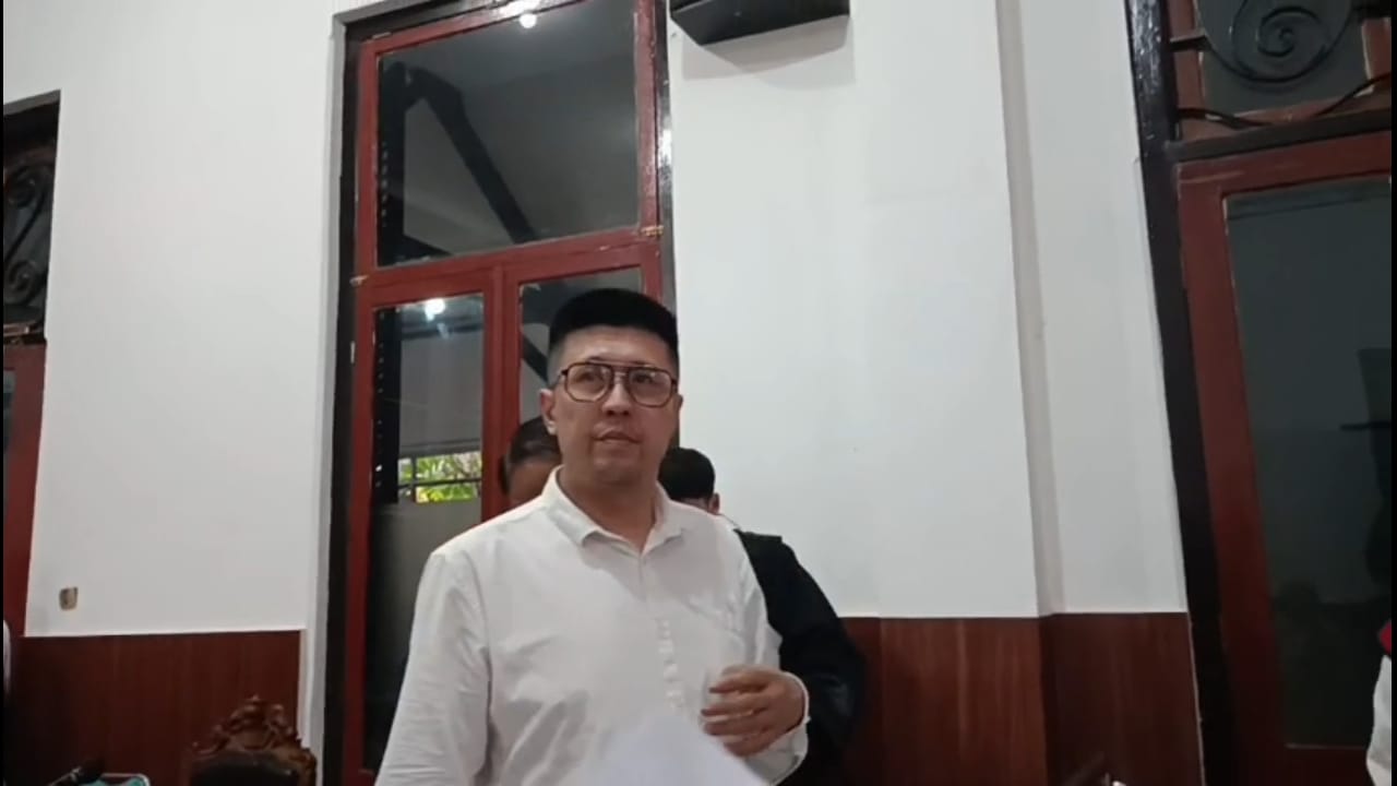 MEMBANTAH: Terdakwa kasus KDRT saat sidang di PN Surabaya. Ia mengaku tak pernah melakukan kekerasan fisik.(IST/RADAR SURABAYA)