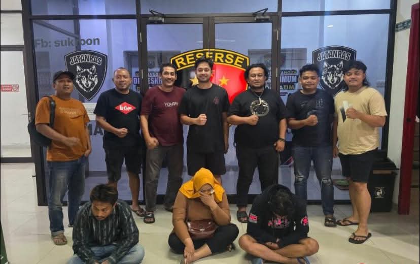 BERAKHIR: Komplotan tersangka penyekapan dan pemerasan sopir rental mobil diamankan Subdit III Jantanras Ditreskrimum Polda Jatim. (IST/RADAR SURABAYA)