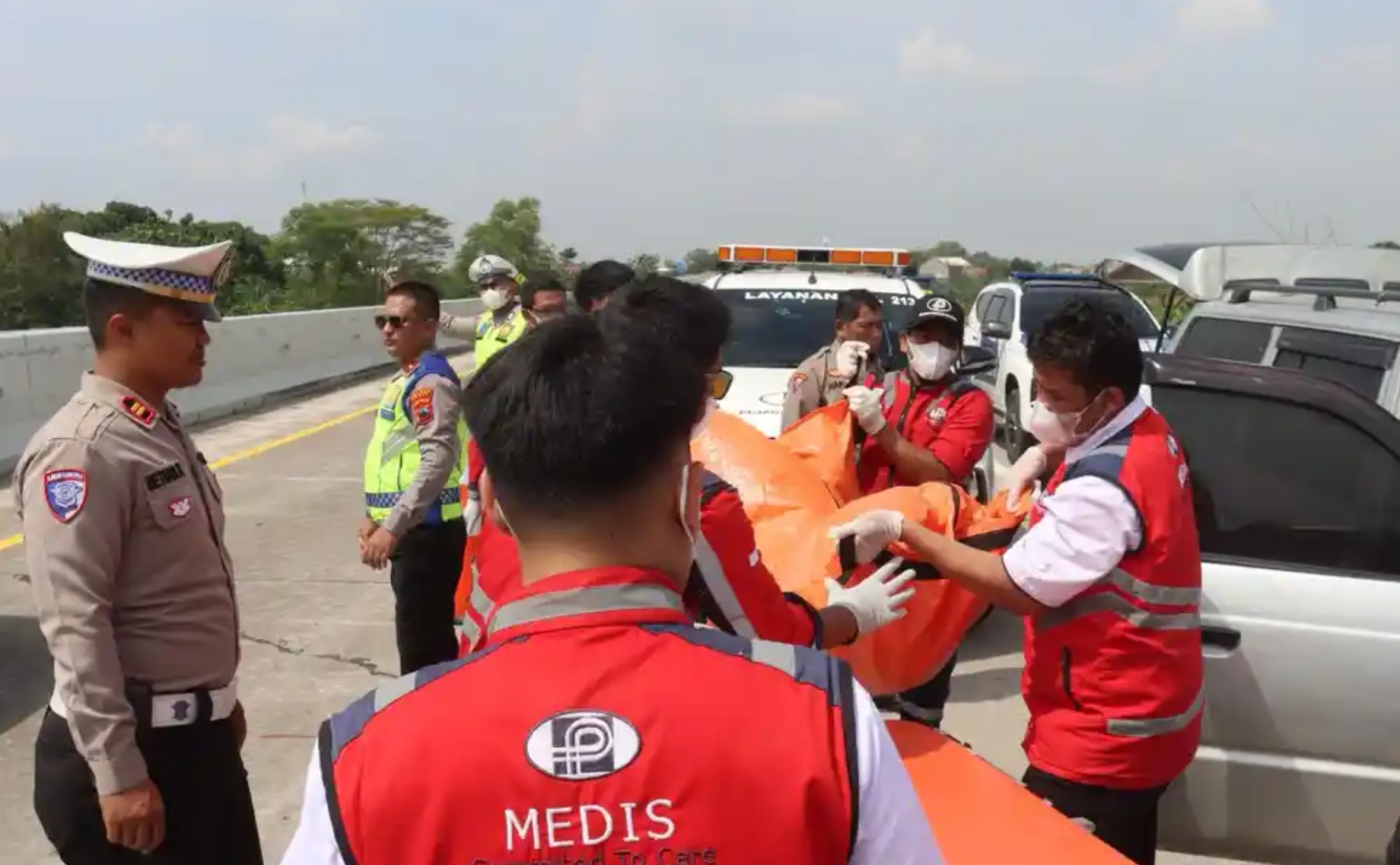 Petugas medis dan polisi mengevakuasi empat jenazah yang ditemukan di dalam mobil di KM 284 Tol Pejagan&ndash;Pemalang.