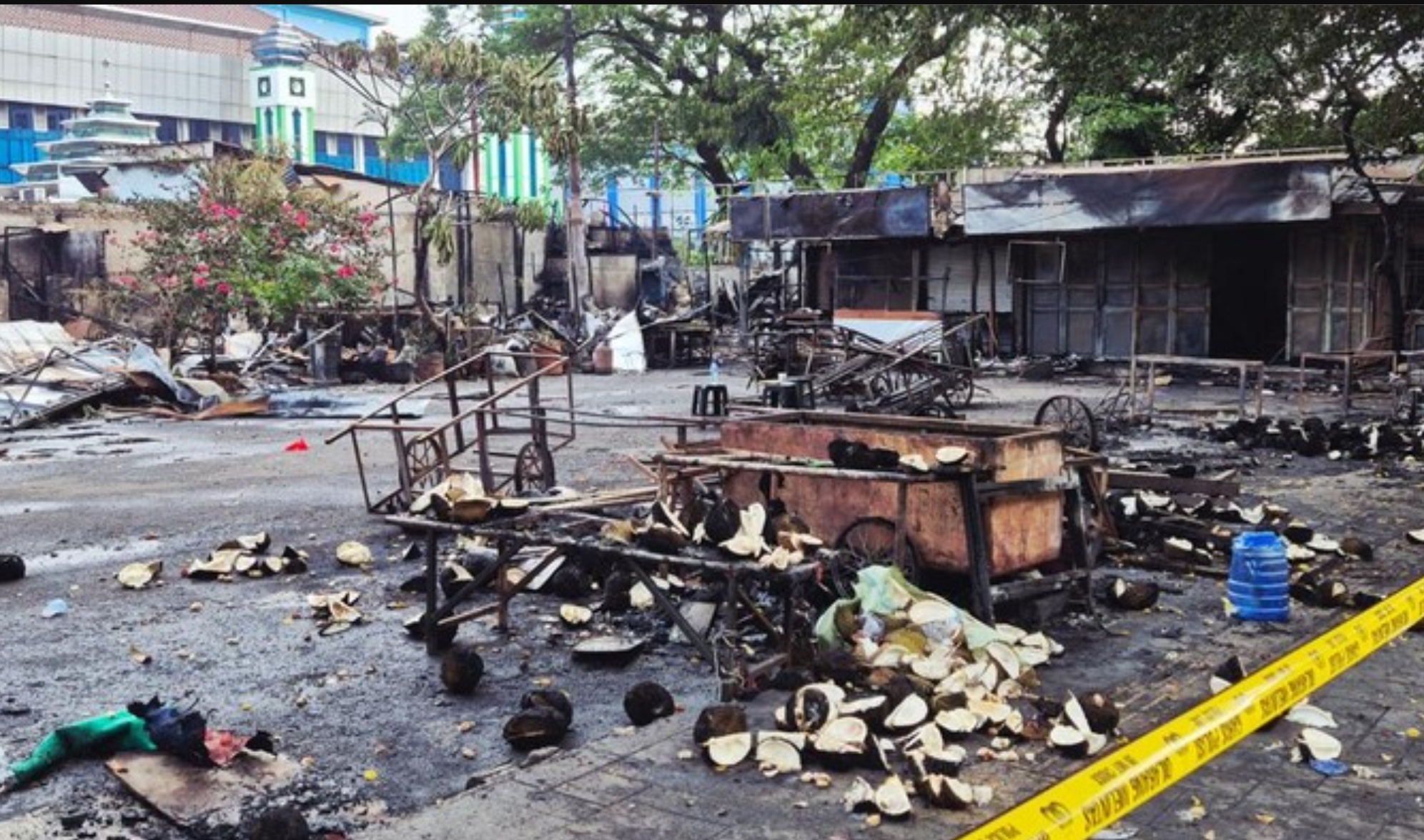 Warung makan milik warga yang dibakar di Kalibata, buntut kericuhan yag melibatkan debt collector.