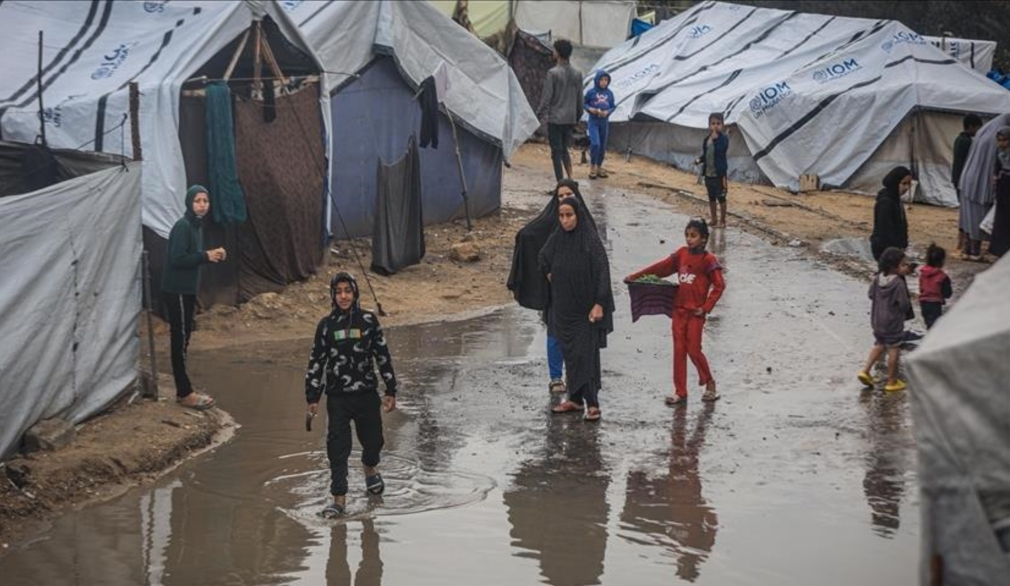 Air menggenang di kamp pengungsian di Gaza, bahkan merendam tenda-tenda pengungsi.