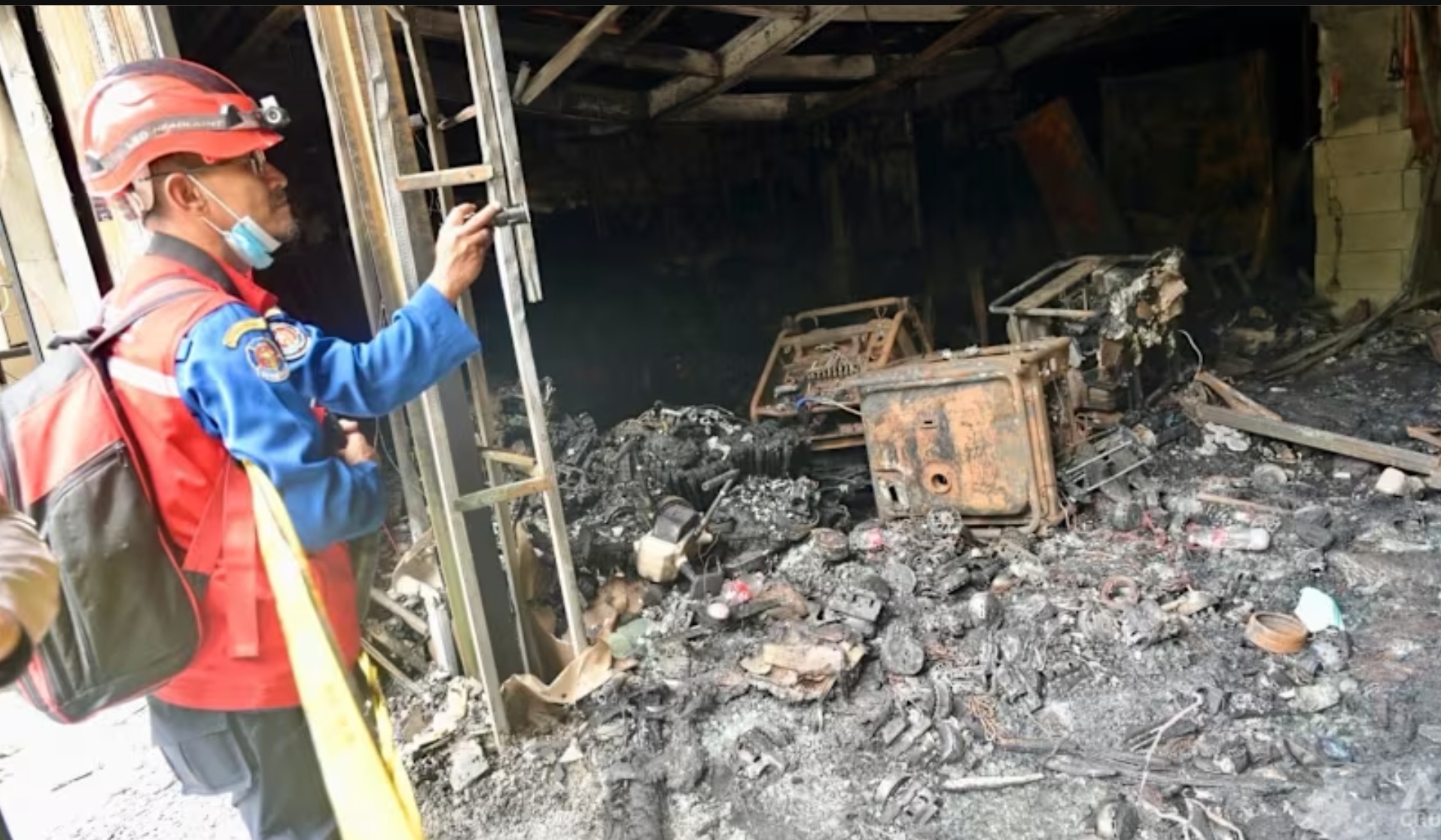 Kondisi lantai dasar gedung Terra Drone yang terbakar habis.