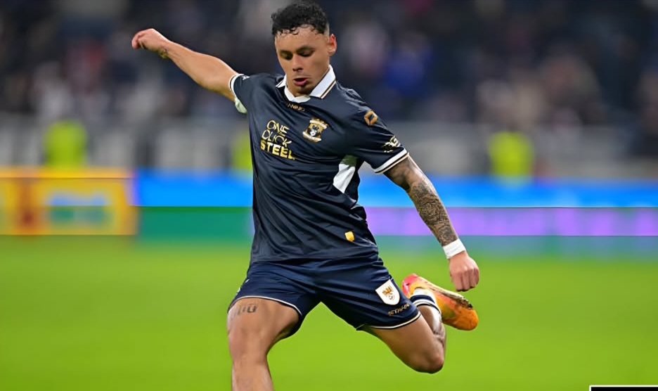 Dean James bermain penuh saat menghadapi Lyon.